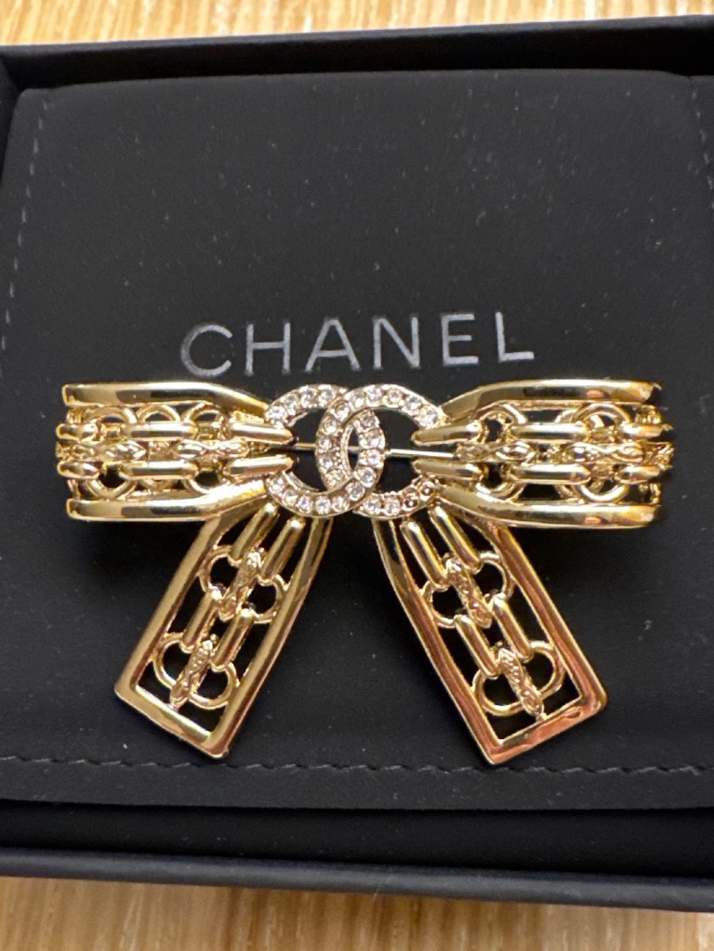 New Super Rare Classic Chanel CC Logo Crystal Embellished Gold Bow Brooch - Picture 2 of 3